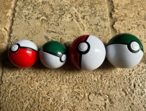 Pokemon leere Pokeballs mit Weihnachtsmotiv 5 cm / 6 cm rot & grün - Bild 1 von 2