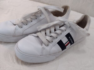 Tommy Hilfiger leather sneakers casual stripe laced unisex gently worn size 8M