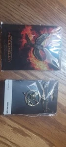 Los Juegos del Hambre: Sinsajo Parte 2 Pin de Metal y Collar 2015 Puerta de los Leones - Imagen 1 de 4