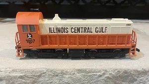 AHM Illinois Central gulf DC powered locomotive HO scale - Picture 1 of 7