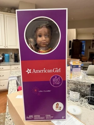 全新带盒 未拆封 美国女孩 GOTY 2016 Lea Clark 18 英寸 娃娃和书! 罕见! — 第 1/4 张图片