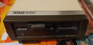 Unidad de disco Atari 1050 (+ fuente de alimentación y Sio) funcionando con 130 600 800 XL XE 22496 8 bits - Imagen 1 de 6