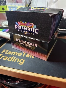 POKÉMON TCG ESCARLATA Y VIOLETA 8.5 EVOLUCIONES PRISMÁTICAS TECH PEGATINA ESTUCHE (12) 🔥 - Imagen 1 de 6