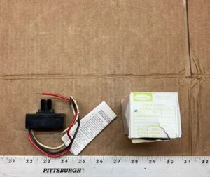 Hubbell PBT-1 Photo Control Internal Button Type Outdoor 120 VAC 1200 WATT - Picture 1 of 9