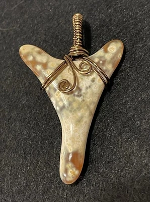 Colgante envuelto en alambre de cobre rama coral ágatizado Tampa Bay con perla Foto 1 de 4