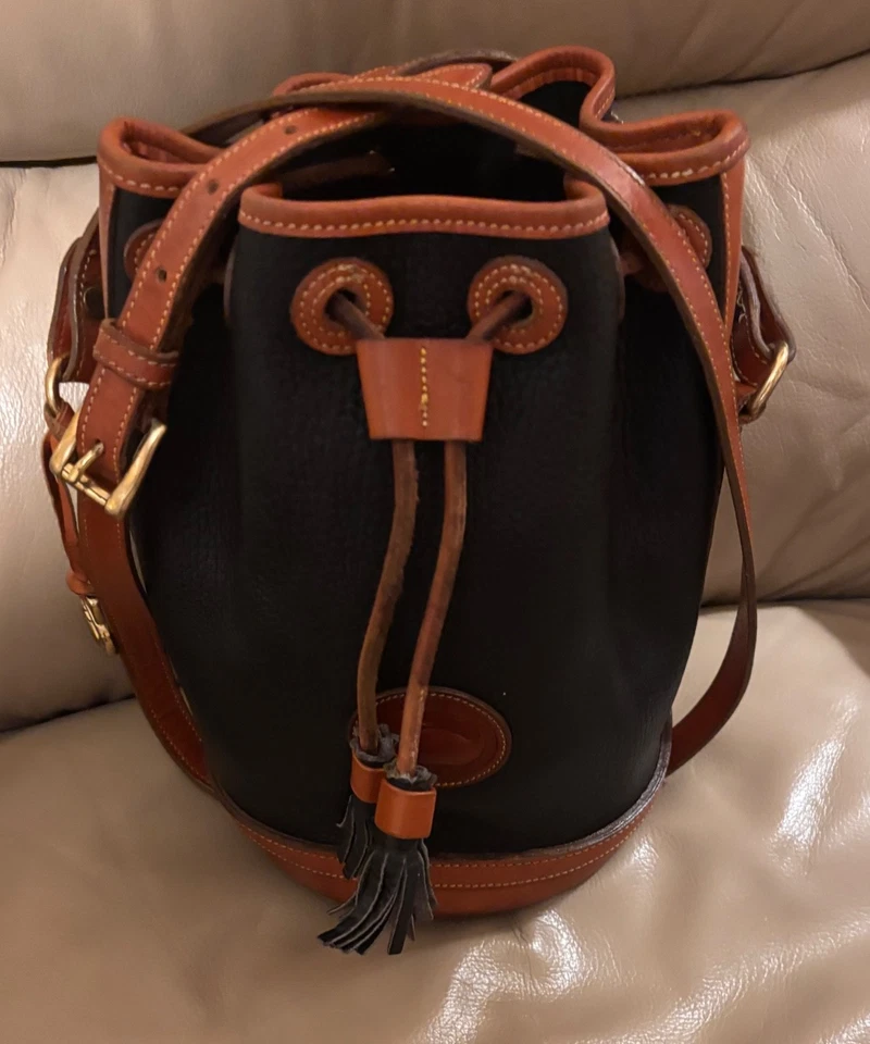 复古美国 Dooney & Bourke 水桶包钱包黑色卵石皮革黄铜硬战 — 第 1/4 张图片