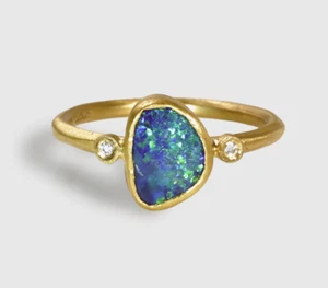 Anillo apilable de ópalo de roca australiano de forma libre azul profundo de 0,84 quilates con diamantes 24 k - Imagen 1 de 5