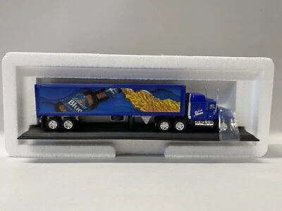 Remolque tractor LABATT BLUE MACK CH600 CAJA DE CERILLAS COLECCIONABLES 1:100 FUNDIDO A PRESIÓN Foto 1 de 2