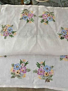 VINTAGE WHITE IRISH LINEN HAND WORKED FLORAL EMBROIDERY TABLE MATS/DOILIES - Picture 1 of 2