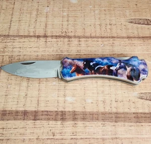 Collectible Folding Knife with Wild Horse Design Handle - Stainless Steel Blade - Foto 1 di 4