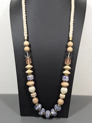 Collar Stella & Dot Abriana llamativo madera natural piedra azul cordón de cuentas 34 pulgadas Foto 1 de 4