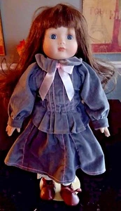 Porzellan Puppe mit Ständer Geppeddo Artikel 18022 IOB Mädchen grau Kleid braune Haare - Bild 1 von 6