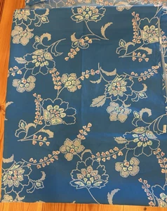 SCHÖNE BLAUE BLUMEN POLYESTER SEIDIG BLUMEN KLEID STOFF BEKLEIDUNG -- 5 YARDS X 30" - Bild 1 von 2