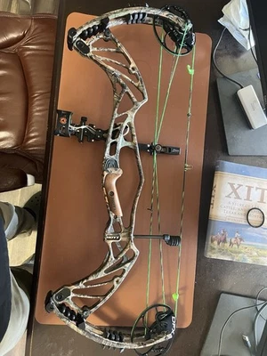 Hoyt Pro Defiant 34 Compound Bow Right-Hand, 60-70lb, 28-30 Inch Draw - Image 1 of 4