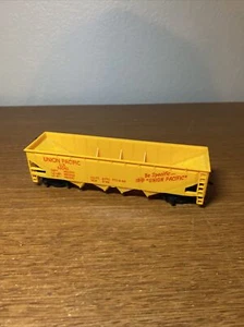 Mehano HO Union Pacific 4 Bay Hopper Car UP 62040 Model Freight Train Railcar M6 - Picture 1 of 7