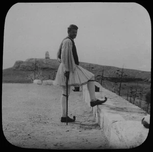 ANTIQUE Magic Lantern Slide A GREEK GUARDSMAN C1900 PHOTO GREECE - Picture 1 of 2