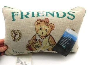 Tapiz Oso de Peluche Amigos Almohada con Etiqueta Hecho en EE. UU. - Imagen 1 de 6