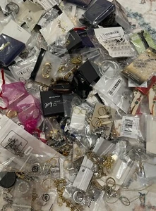 200 pieces of fashion, new Jewelry - Bracelets, earrings &some watches, Lot #5 - Picture 1 of 13