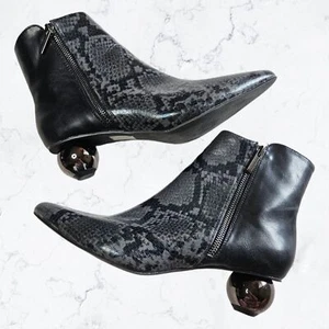 Botas de tacón de bola con estampado de piel de serpiente gris y negro sin precio Ninety Union talla 9 - Imagen 1 de 7