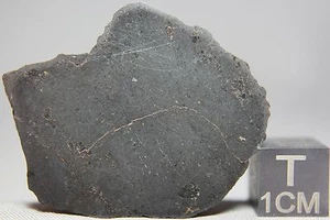 NWA 8363 L Schmelzgesteinsmeteorit 14,6 Gramm Endschnitt mit Fusionskruste & Schmelzfluss - Bild 1 von 2