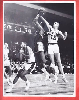 KNICKS VS LAKERS 1960 Kenny Sears bloques Elgin Baylor 7 X 9 brillante Foto 1 de 2