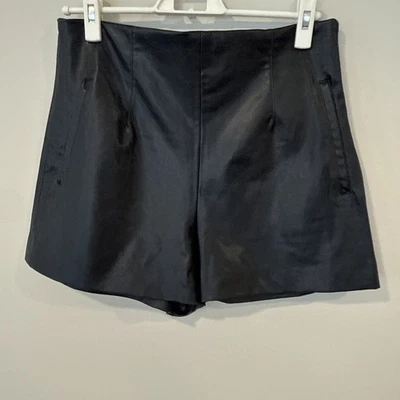 全新无标签 ZARA 女式大号 2447 黑色人造皮革短裤 — 第 1/4 张图片