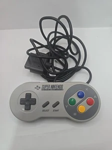 Super Nintendo Entertainment System (SNES) Controller cablato ufficiale (SNSP-005) - Foto 1 di 2