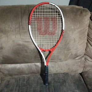 Wilson "Roger Federer 110" Tennisschläger Grip Größe L4 4 1/2 rot weiß schwarz  - Bild 1 von 5