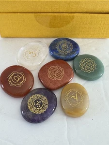 Pietre bilanciamento chakra in scatola 7 cristalli naturali pietra palma liscia incisa NUOVO - Foto 1 di 20