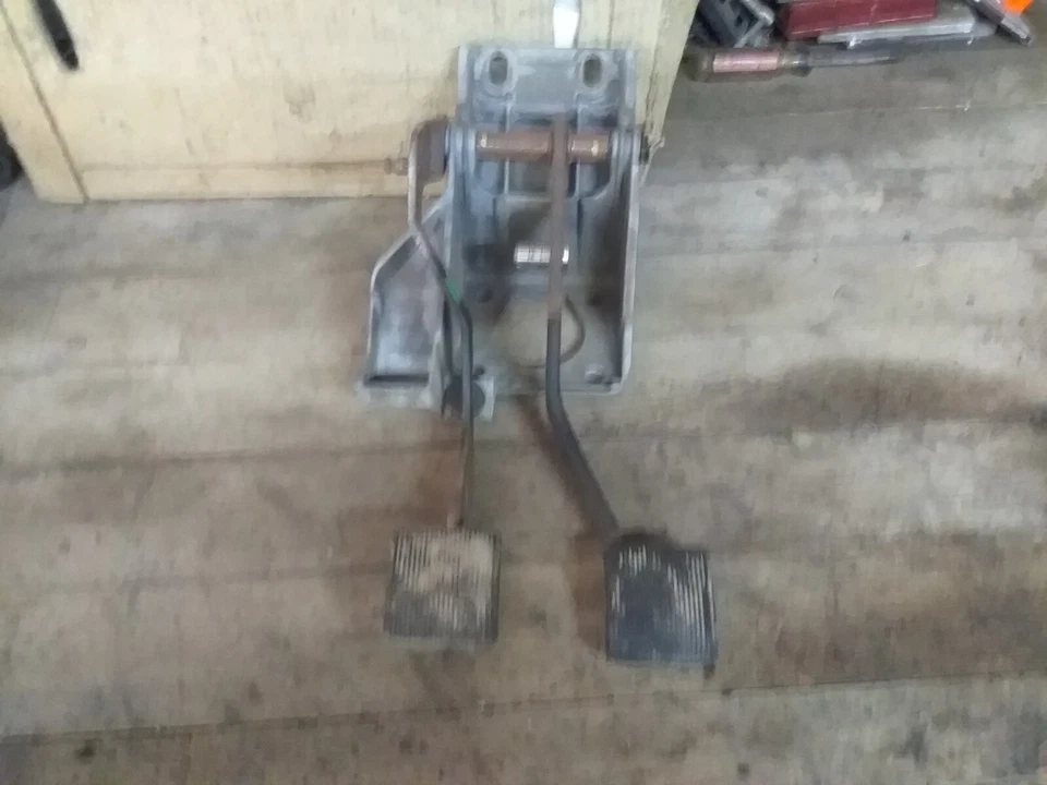 1995-2007 FORD RANGER CLUTCH PEDAL ASSEMBLY OEM 1995-2007 - image 1 of 4