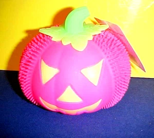 Spooky Village Jumbo LED Iluminado Rosa Estrés Calabaza Bola con Campana - Imagen 1 de 4