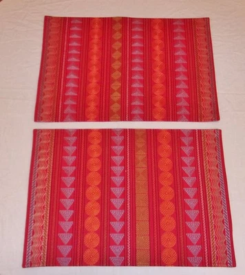 Juego de 2 manteles individuales Uma rojos de caja y barril con costuras naranjas y azules 13x19 Foto 1 de 4