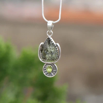 Colgante hecho a mano de plata de ley 925 peridoto natural de moldavita Foto 1 de 4