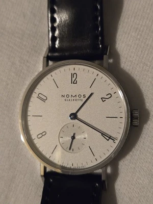 Reloj para hombre NOMOS Glashutte Tagente 139 cuerda manual esfera blanca correa de cuero Foto 1 de 4