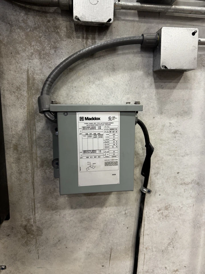 Convertidor de voltaje autotransformador trifásico Maddox 30kVA 600V a 480V Foto 1 de 4