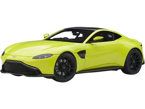 2019 ASTON MARTIN VANTAGE RHD LIME GREEN W/CARBON TOP 1/18 MODEL AUTOART 70279 - Picture 1 of 8