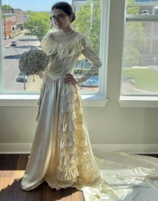 Vintage 1940s Candlelight Satin Lace Wedding Dress Bridal Gown Ruffle Train XS/S - Image 1 of 4