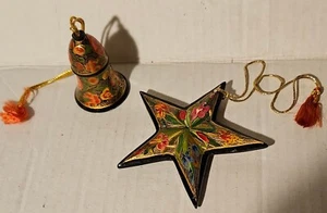 Adornos de madera pintados a mano negros con detalles florales rosas formas de estrellas y campanas - Imagen 1 de 4