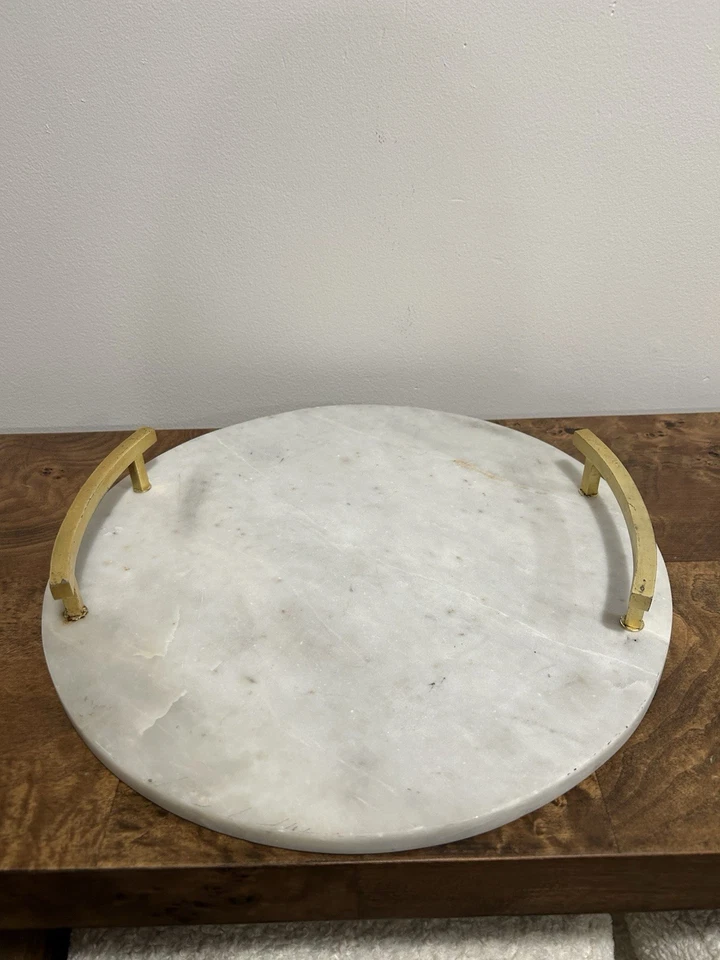 Bandeja redonda para servir tabla de charcutería West Elm de mármol y latón con asas Foto 1 de 4