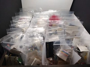 200 Teile Konvolut Neu aus altem Lagerbestand 80er Modeschmuck Ohrringe Ohrstecker Haken Vintage - Bild 1 von 24