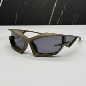 NEW GV40049I 97A GIVENCHY SUNGLASSES MATTE DARK GREEN UNISEX EYEWEAR GIVENCHY - Picture 1 of 13