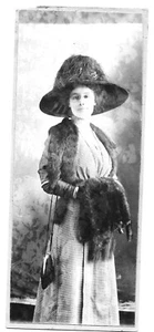 Mujer Americana en Moda de Piel Antiguo Gabinete Fotografía SOMBRERO DE PIEL ETC. - Imagen 1 de 1