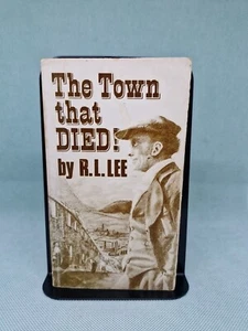 The Town That DIED! - R.L.Lee: 1975 Paperback, ISBN; 9780950393407. Ultra Rare - Imagen 1 de 12