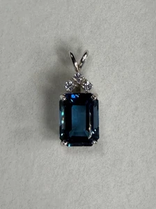 Eleganter 14K Weißgold 13,5ct London Blautopas mit CZ Akzent Anhänger - 5,7 Gramm - Bild 1 von 15