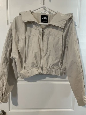 Sudadera con capucha corta crema para mujer Zara talla S Foto 1 de 4
