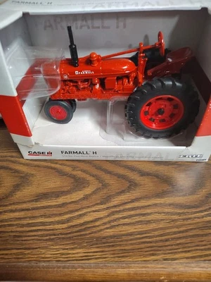 NEW in BOX ERTL #44102 FARMALL H DIE-CAST TOY TRACTOR - 1:16 scale - Image 1 of 4