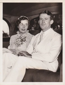 1937 Pressefoto Weltflieger Harold Gatty und Frau Fenna in New York - Bild 1 von 2