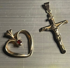 9ct Gold Cross and Sacred Heart Pendant 30mm Max and 1.66 Grams Cross Is Italian