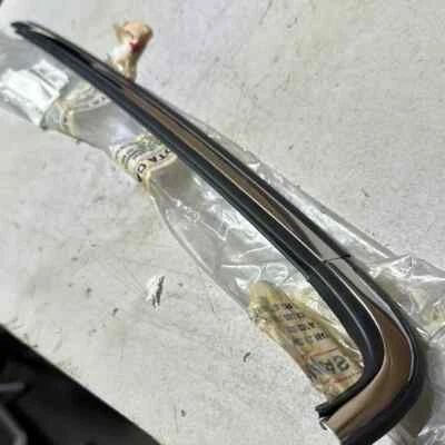 TOYOTA Genuine OEM 4RUNNER VZN1#0 89-95 Outside Windshield Moulding RH - Image 1 of 2