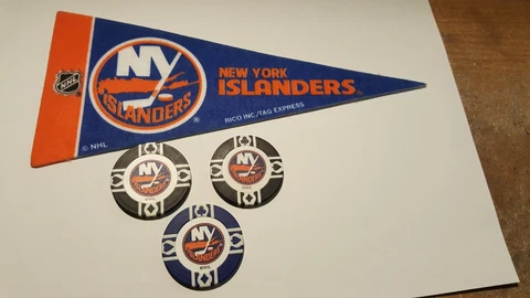 NEW YORK ISLANDERS MINI PENNANT & 3 NHL CLAY POKER CHIPS Cover